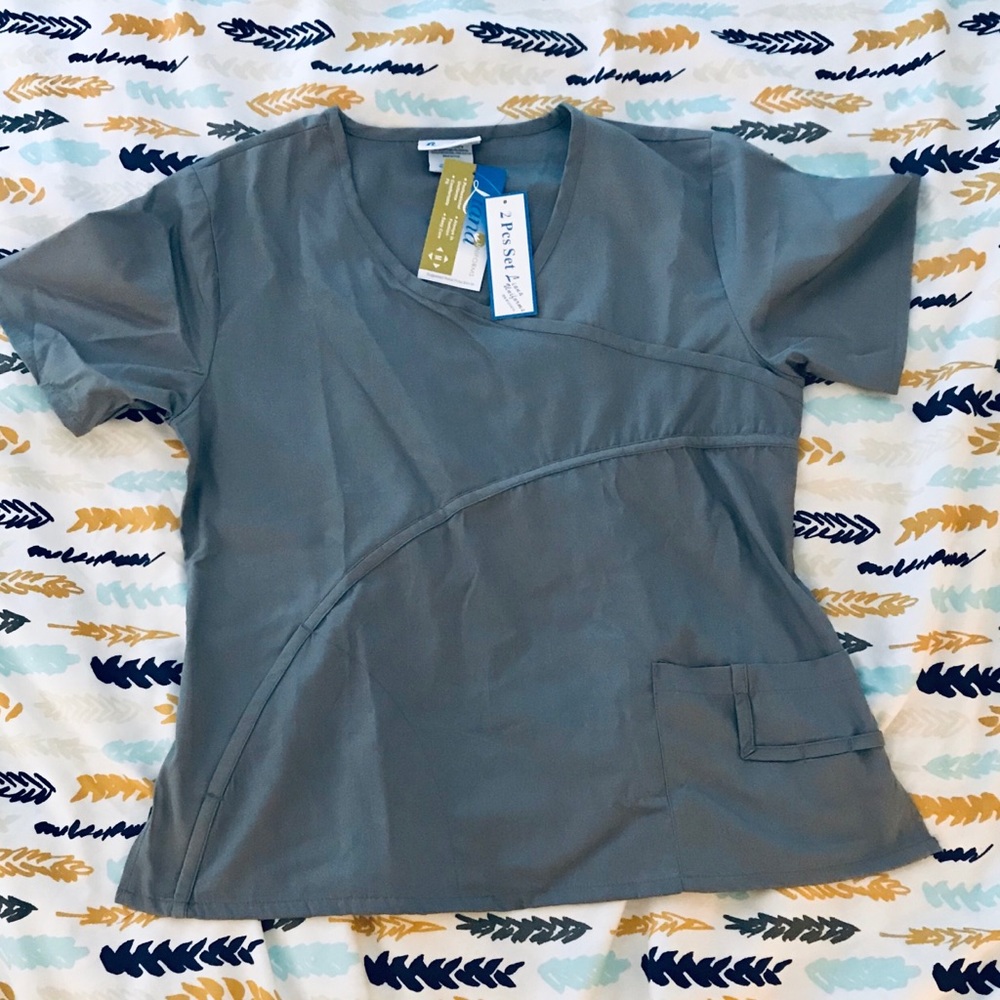 🎁 3/$10 GRAY SCRUB TOP SIZE MEDIUM